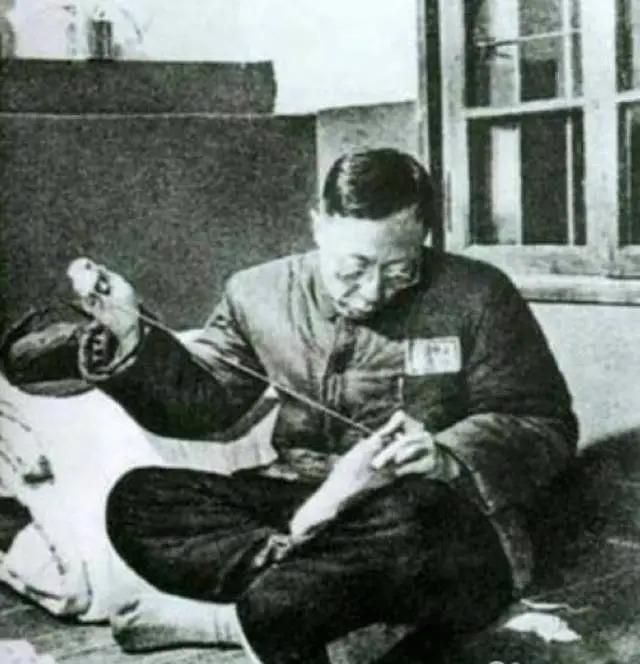 站着的霍金，罕见的李嘉诚，20岁的屠呦呦，这是朋友圈最珍贵的照片