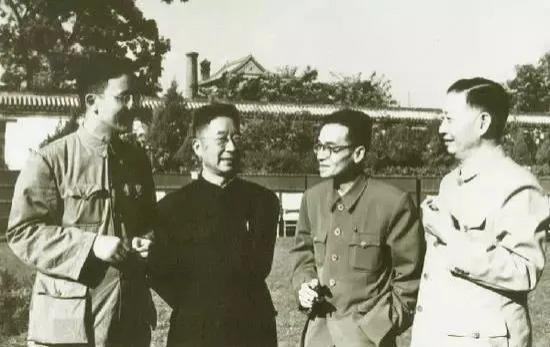 站着的霍金，罕见的李嘉诚，20岁的屠呦呦，这是朋友圈最珍贵的照片