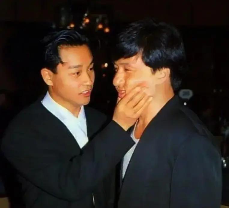 站着的霍金，罕见的李嘉诚，20岁的屠呦呦，这是朋友圈最珍贵的照片