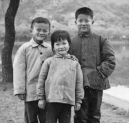 站着的霍金，罕见的李嘉诚，20岁的屠呦呦，这是朋友圈最珍贵的照片