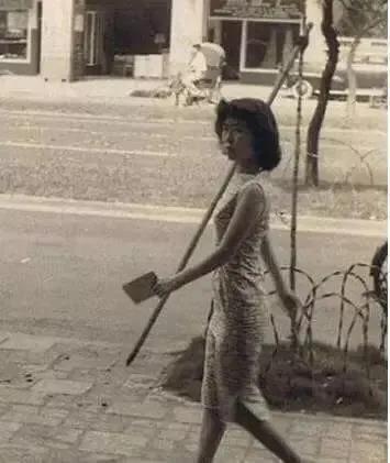 站着的霍金，罕见的李嘉诚，20岁的屠呦呦，这是朋友圈最珍贵的照片