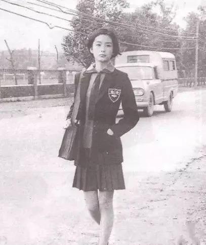 站着的霍金，罕见的李嘉诚，20岁的屠呦呦，这是朋友圈最珍贵的照片