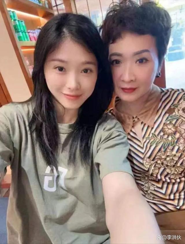 吴艳妮公开回应整容：割了双眼皮，本职是运动员而非网红