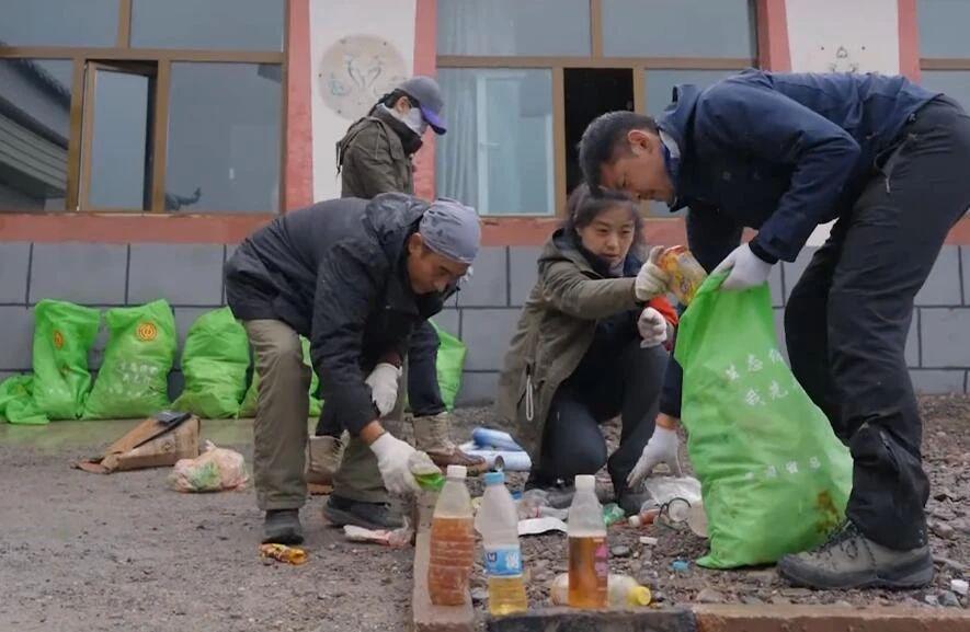 胡歌的中年叛逆？零片酬拍真人秀、当配角还要处理排泄物