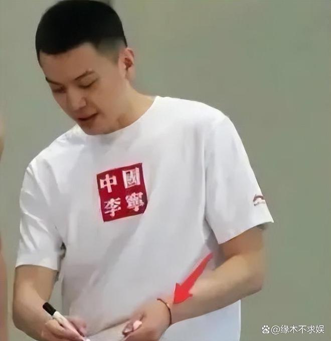 疑杨鸣妻子发文：孩子不满1岁就出轨，各种黑料被扒