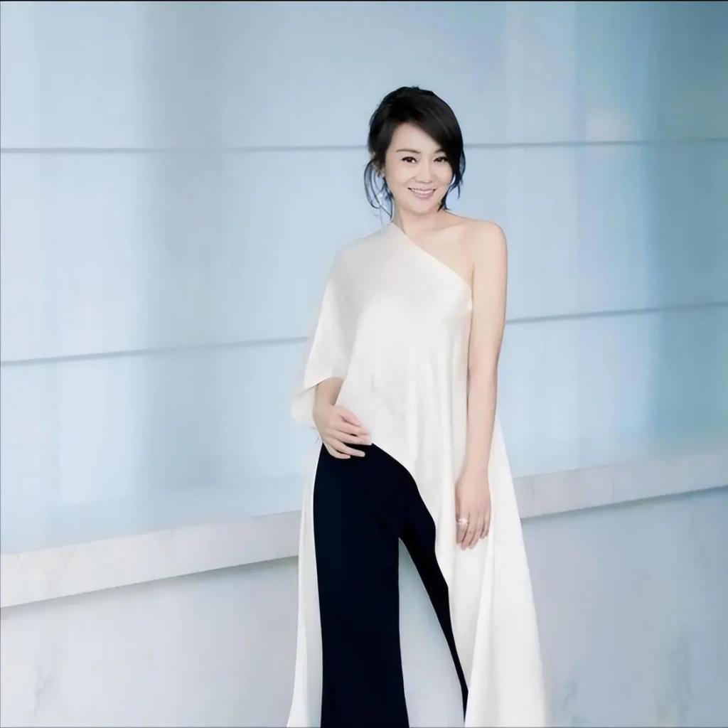 有种“整容”叫闫妮离婚，净身出户的前夫没变，她却像换个人