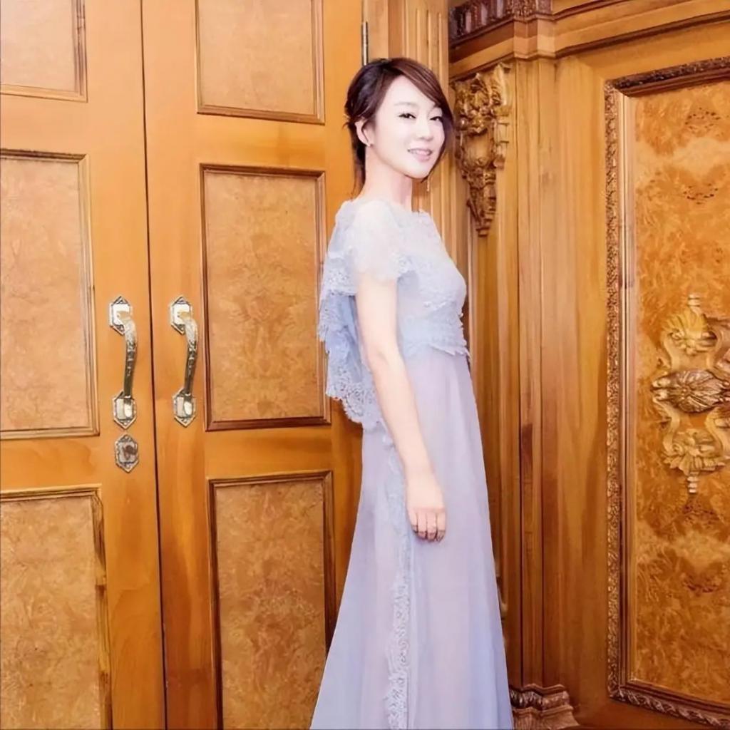 有种“整容”叫闫妮离婚，净身出户的前夫没变，她却像换个人