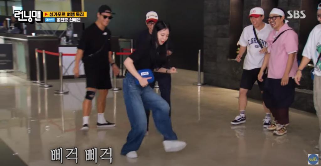 解除封印后的她太破格了！竟在节目中闻自己的脚气