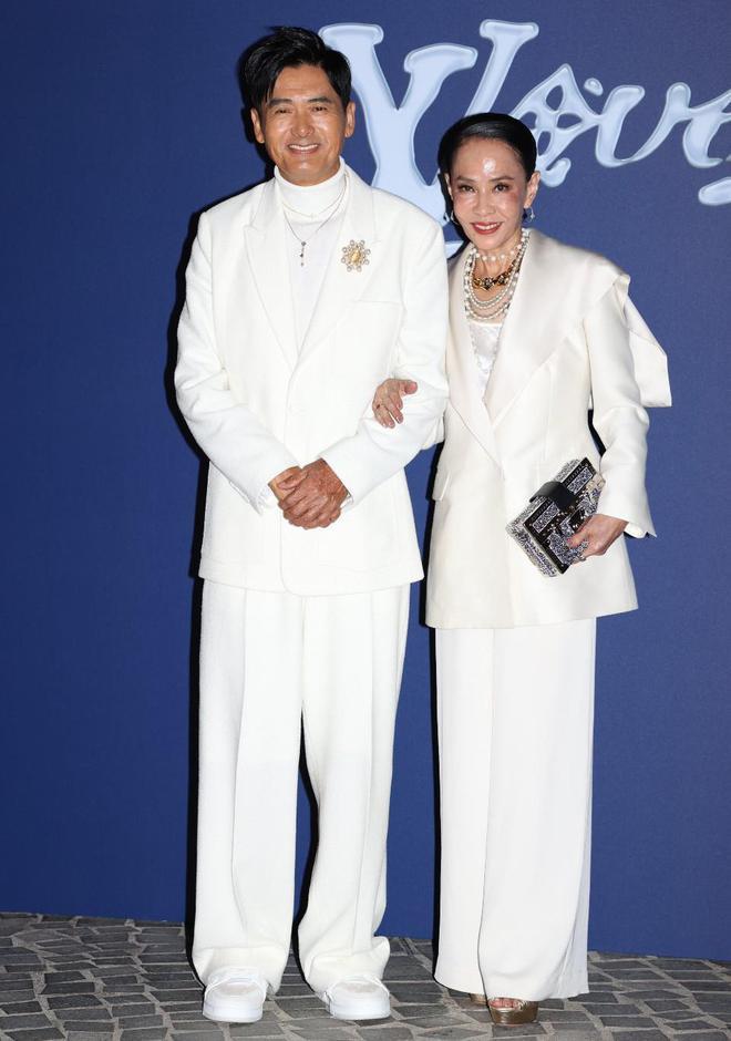 宋仲基等现身大秀，生图曝光众星真实状态，周润发仍是全场焦点