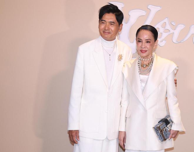 宋仲基等现身大秀，生图曝光众星真实状态，周润发仍是全场焦点