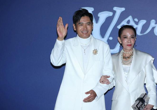 宋仲基等现身大秀，生图曝光众星真实状态，周润发仍是全场焦点