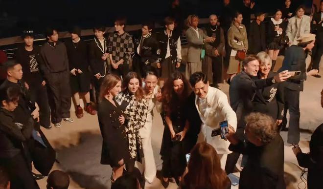 宋仲基等现身大秀，生图曝光众星真实状态，周润发仍是全场焦点