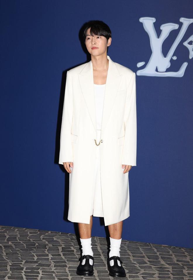 宋仲基等现身大秀，生图曝光众星真实状态，周润发仍是全场焦点