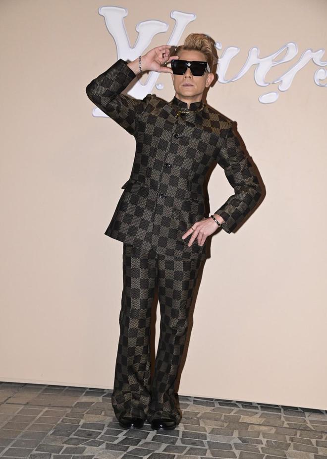 宋仲基等现身大秀，生图曝光众星真实状态，周润发仍是全场焦点