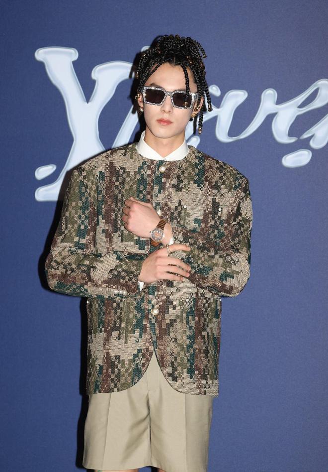 宋仲基等现身大秀，生图曝光众星真实状态，周润发仍是全场焦点