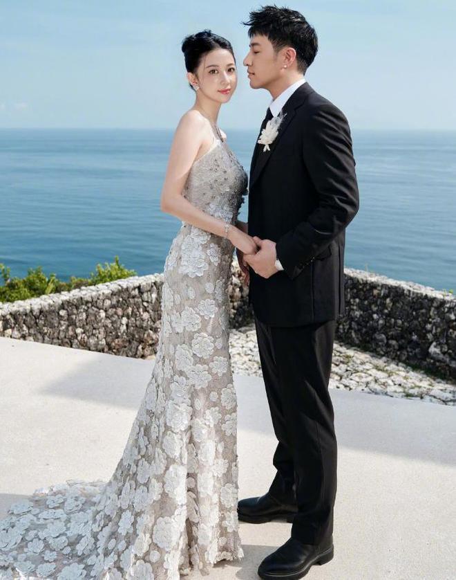 潘玮柏宣云结婚照片公开，新娘子现场数次落泪