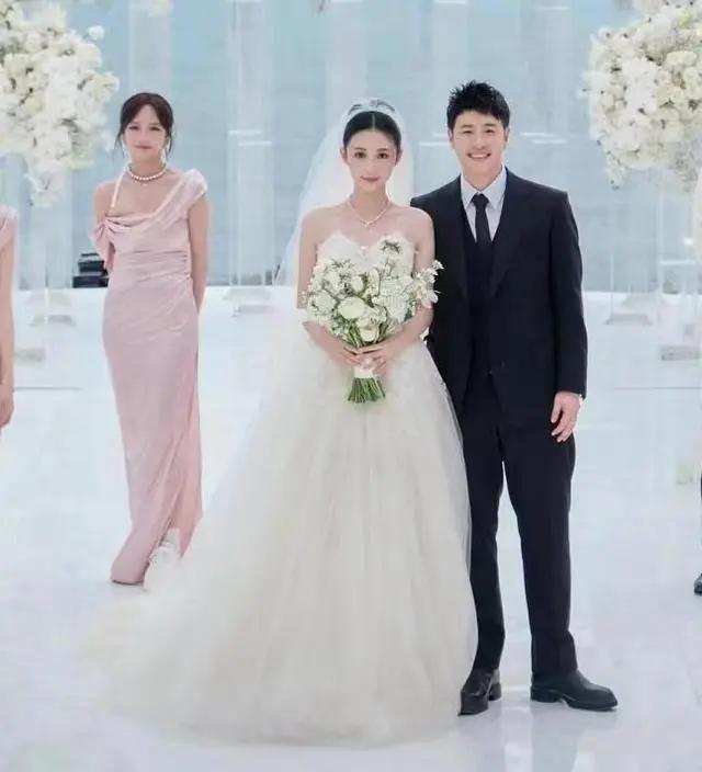 潘玮柏宣云结婚照片公开，新娘子现场数次落泪