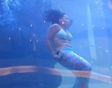 “美人鱼”水底表演被卡住 脱衣逃生 网友：几秒钟就演示了进化论