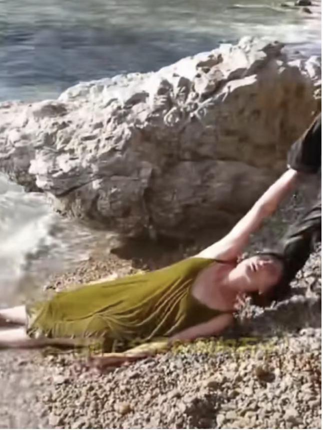 导演真有你的！《涉过愤怒的海》被删的一段戏，细思极恐