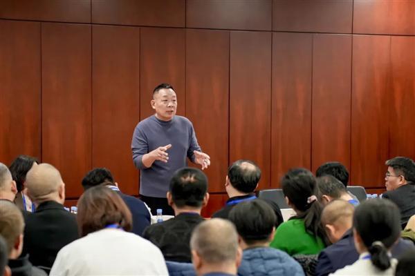 胖东来创始人：公司给中层配奔驰、高管都配300多万的车