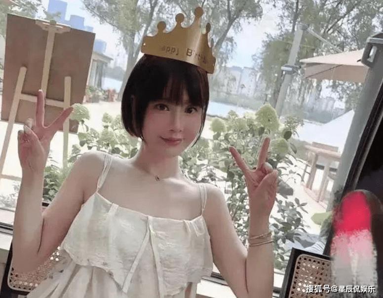 杨鸣新欢身份被曝，45岁离异带娃，网友：虽比杨鸣大7岁，但确实漂亮