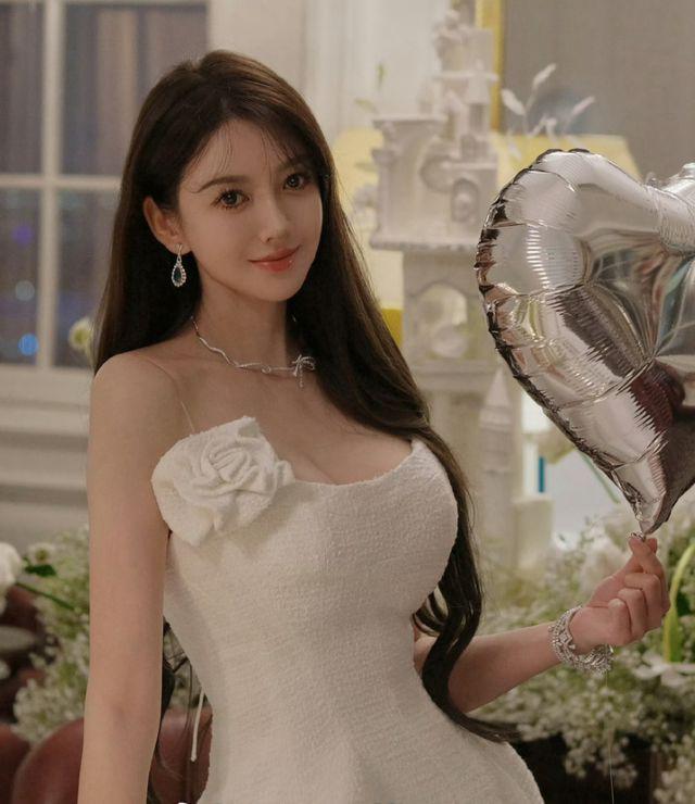 黄晓明叶珂冲上热搜，女方罕见高调疑逼宫，被质疑住进杨颖婚房