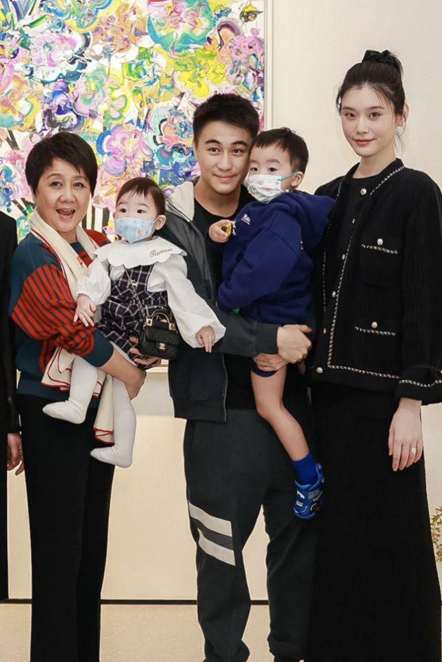 看了奚梦瑶女儿的正脸，才知道四太梁安琪的基因有多强大