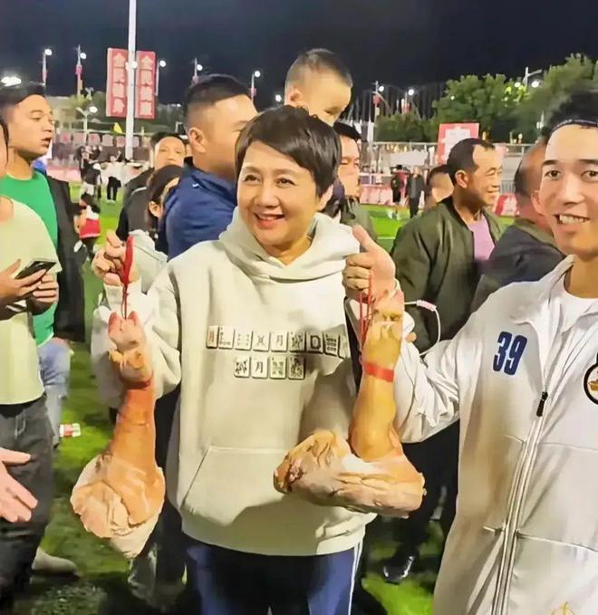 看了奚梦瑶女儿的正脸，才知道四太梁安琪的基因有多强大