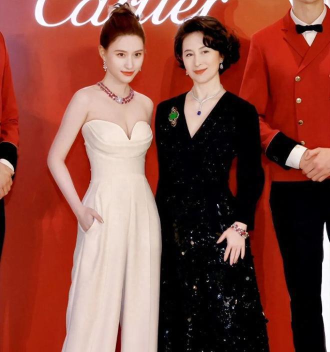 看了奚梦瑶女儿的正脸，才知道四太梁安琪的基因有多强大