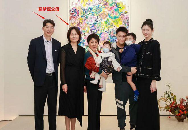 看了奚梦瑶女儿的正脸，才知道四太梁安琪的基因有多强大