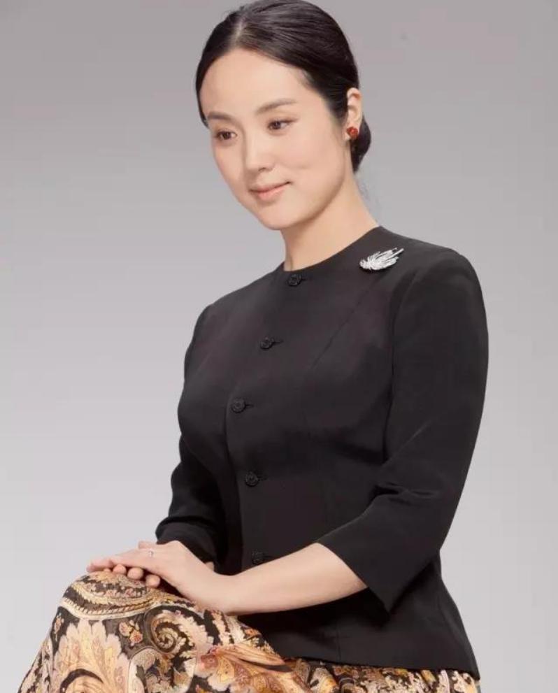 她是著名歌唱家，不惧流言嫁三婚丈夫，三年生一儿一女，如今怎样