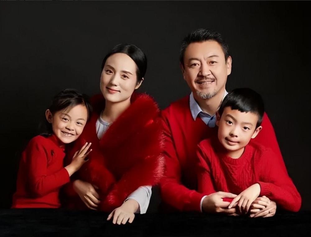 她是著名歌唱家，不惧流言嫁三婚丈夫，三年生一儿一女，如今怎样