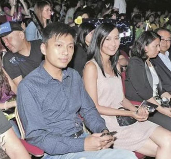 41岁陈法拉近状曝光，与老公品红酒共度感恩节，素颜露面超接地气