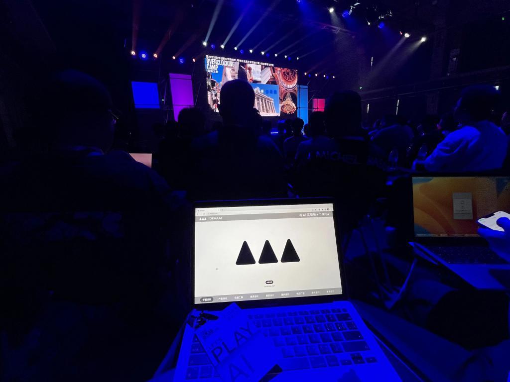 我的朋友开了家AI公司，6个月就把裤衩赔掉了。