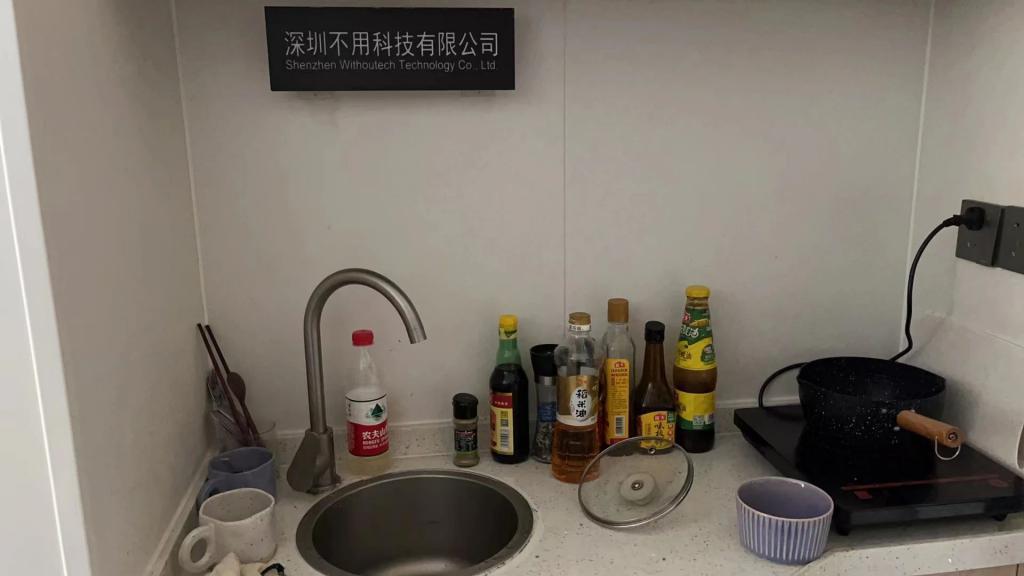 我的朋友开了家AI公司，6个月就把裤衩赔掉了。