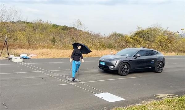 余承东没说大话!阿维塔11最新AEB测试出炉:95km/h车速可刹停