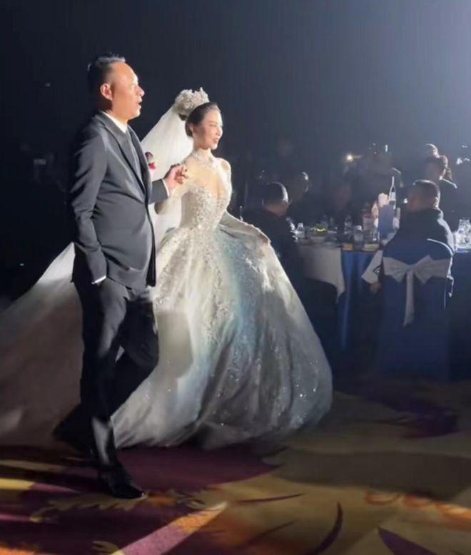 义乌首富儿子结婚！现场送金条茅台，曝女方陪嫁12亿