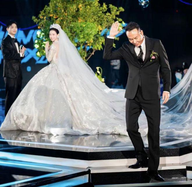 义乌首富儿子结婚！现场送金条茅台，曝女方陪嫁12亿