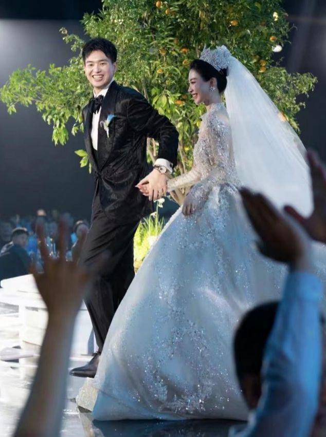 义乌首富儿子结婚！现场送金条茅台，曝女方陪嫁12亿