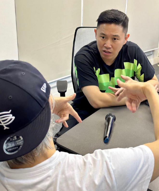 周星驰官宣与欧阳靖合作写新歌将面世，猜测为影视创作新曲