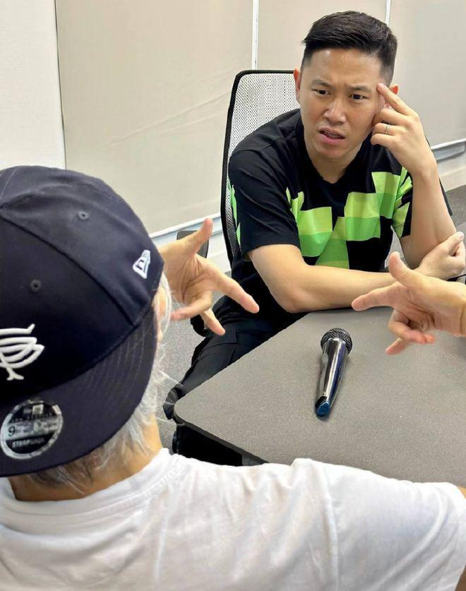 周星驰官宣与欧阳靖合作写新歌将面世，猜测为影视创作新曲