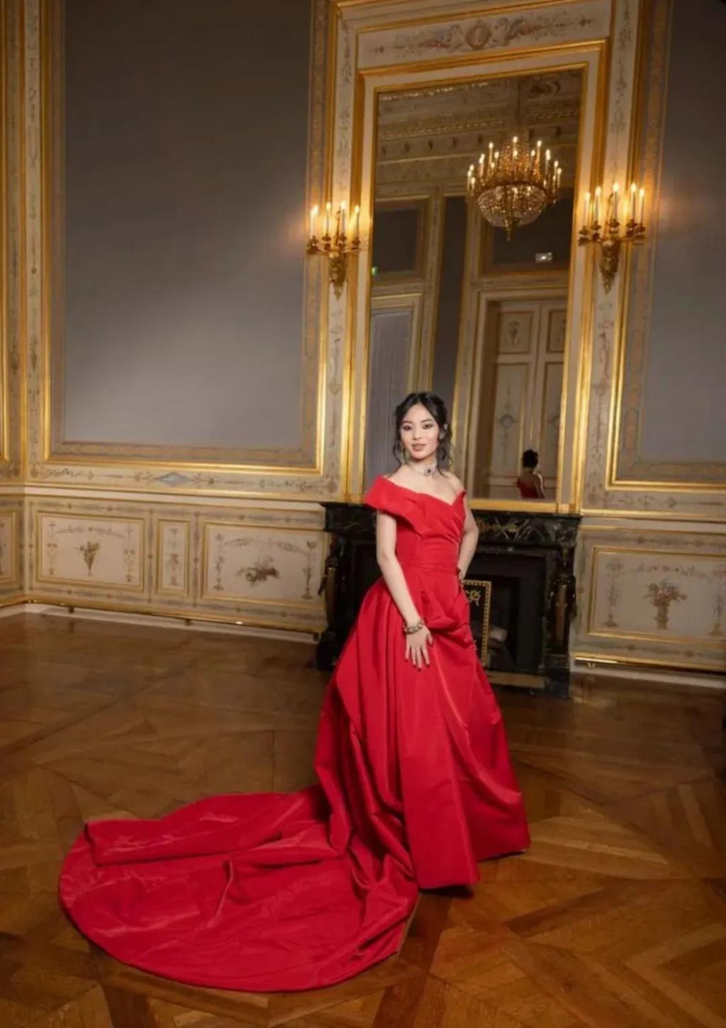 还记得巴黎名媛舞会吗？她穿着中国红走出去了？