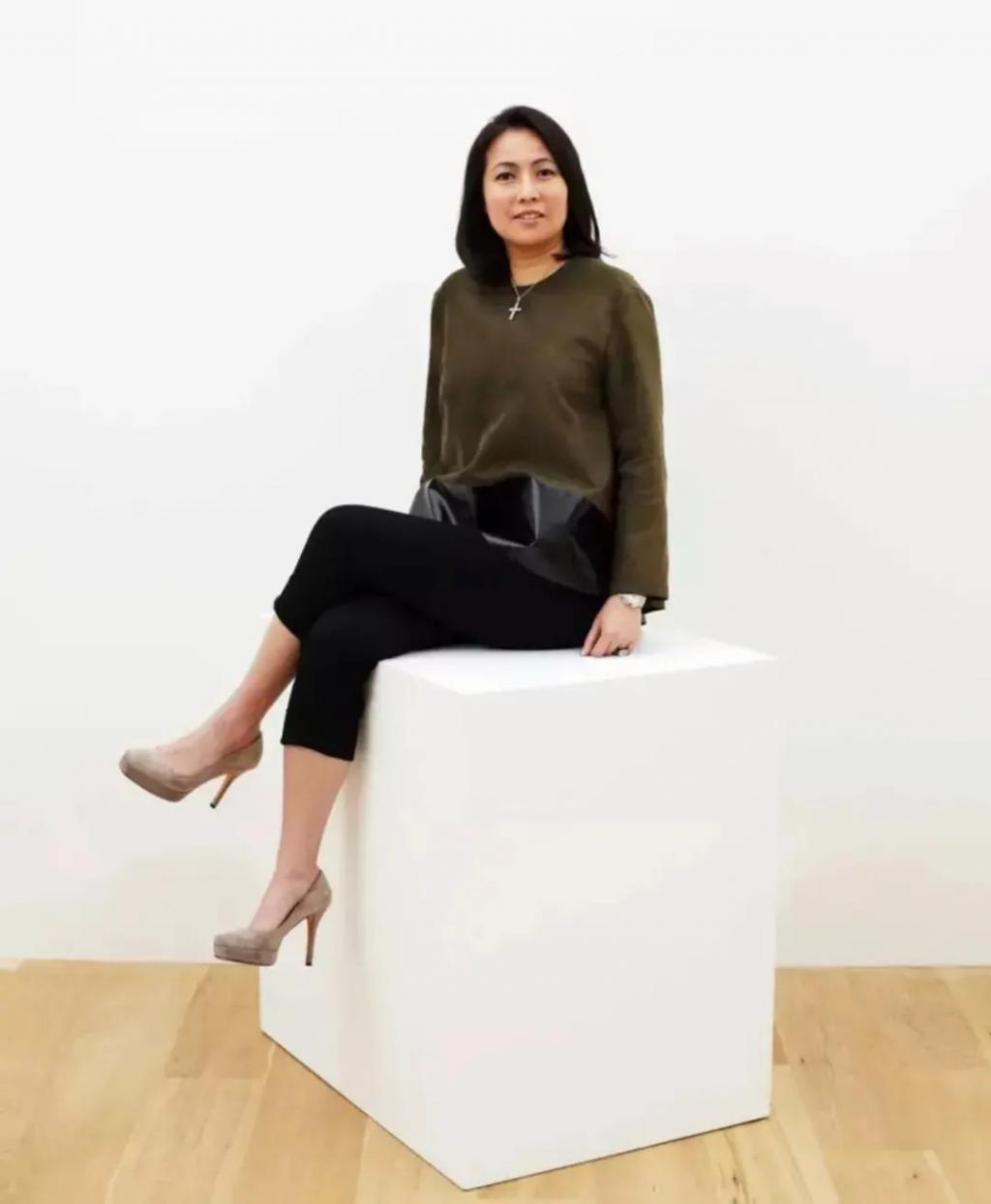 还记得巴黎名媛舞会吗？她穿着中国红走出去了？