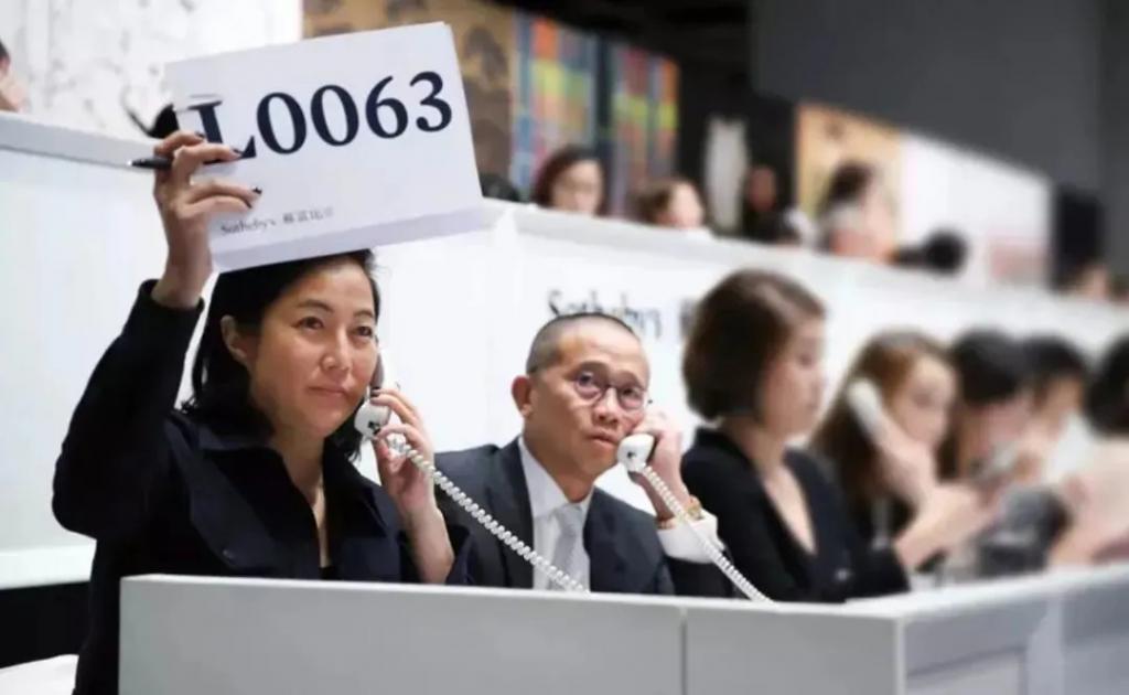 还记得巴黎名媛舞会吗？她穿着中国红走出去了？