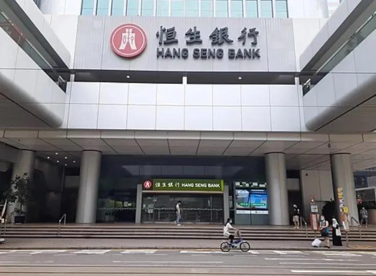 还记得巴黎名媛舞会吗？她穿着中国红走出去了？