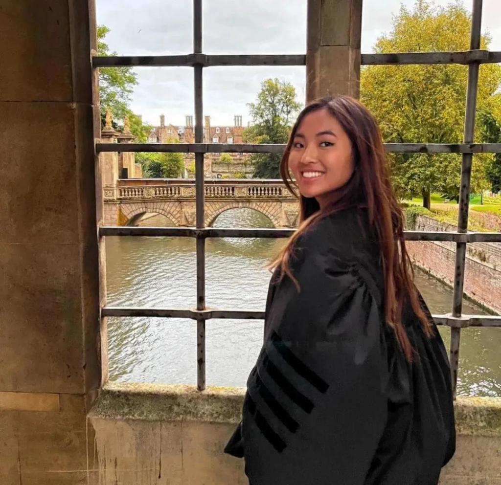 还记得巴黎名媛舞会吗？她穿着中国红走出去了？