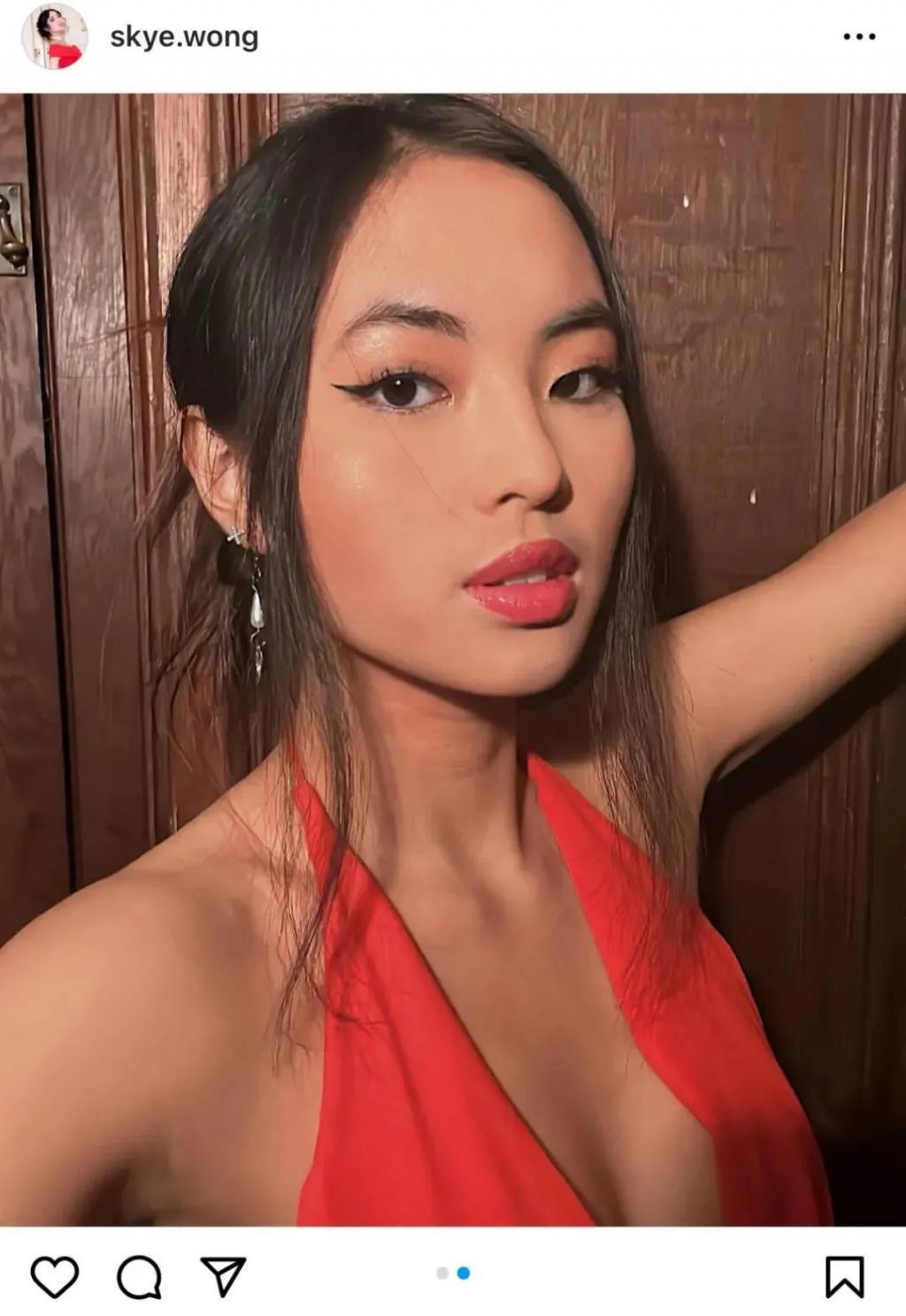 还记得巴黎名媛舞会吗？她穿着中国红走出去了？