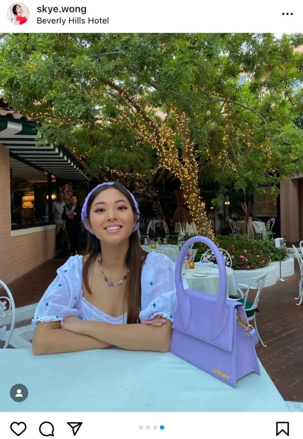 还记得巴黎名媛舞会吗？她穿着中国红走出去了？