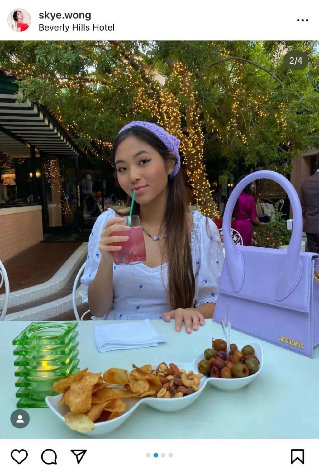 还记得巴黎名媛舞会吗？她穿着中国红走出去了？