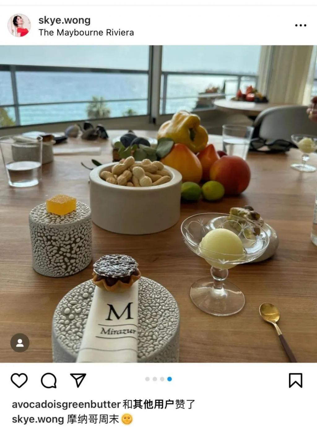 还记得巴黎名媛舞会吗？她穿着中国红走出去了？